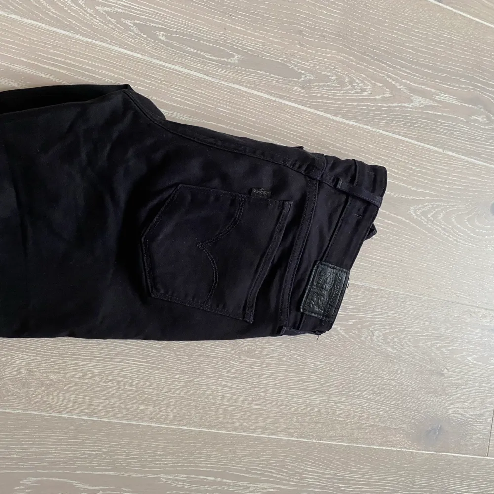 Svarta Levis bootcut jeans som är ganska använda men ändå fina💕stolek 26/S. Jeans & Byxor.