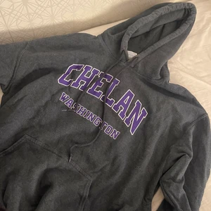 Hoodie  - Säljer denna snygga hoodie i storlek S. Inte så använd så i bra skick. 