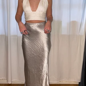 Lång silverkjol - Från asos. Storlek 34.