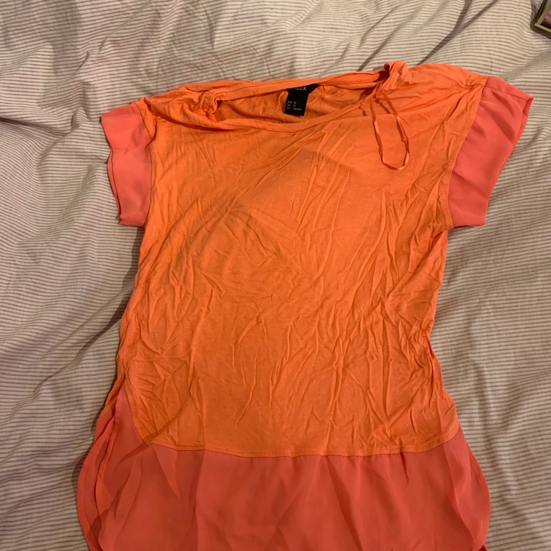 En orange festlig t-shirt 