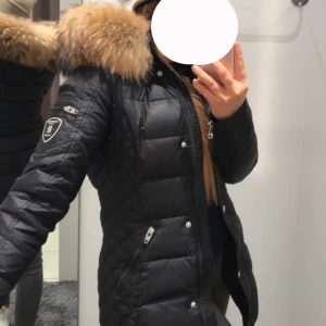 Rock and blue jacka, midbeam  - Rock and blue jacka i strl 34, nästan i nyskick bara använd ett par få gånger. Modellen heter mid beam och är lite längre, den slutar precis under pumpan på mig som är 160. Det är äkta päls och dun, så den håller värmen. Köpt för 3800, kvitto finns.