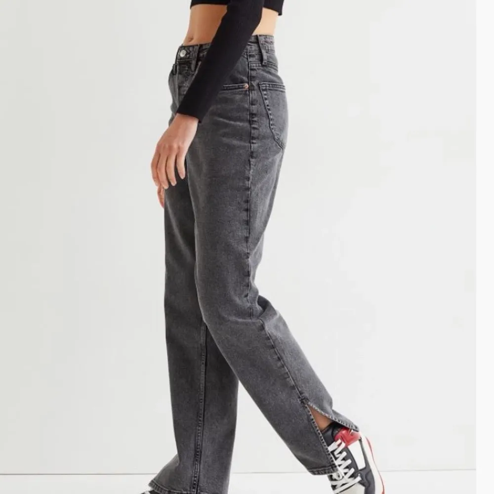 Svarta ”Loose straight high waist” jeans.Ett par jeans från h&m som jag fick i julklapp en storlek förstor och som tyvärr inte kommer till användning. Aldrig anspänt byxorna innan och det är inget fel på dem                             Köparen står för frakt. Jeans & Byxor.
