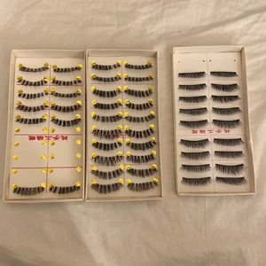 Lösögonfransar  - 2 olika sorters oanvända lösögonfransar. En packet med 10 par fransar 100kr. Packeten med 6 fransar 60kr. 9 av en annan sort 90kr. 
