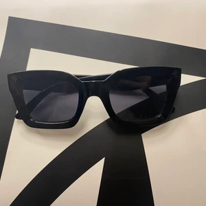 Solglasögon  - Säljer ett jätte fint par solglasögon som endast använda en gång! Jätte fina att ha året om🌟🌟