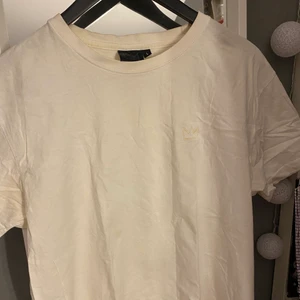 Hov1 T-shirt  - Snygg hov1 T-shirt med Gudarna på Västerbron turnén på ryggen:) den är knappt använd