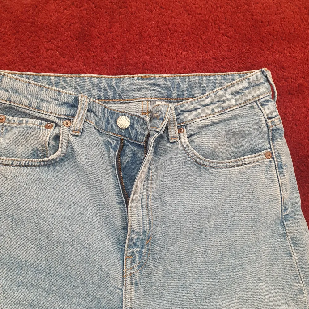 Wide leg jeans från weekday. Är för stora för mig och har därför inte kommit till någon användning . Jeans & Byxor.
