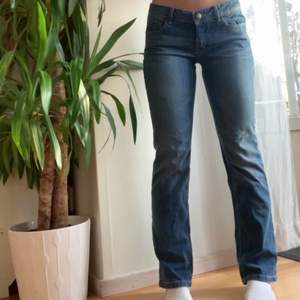 Lågmidjade Jeans köpta från sellpy, som tyvärr inte riktigt passade mig i benen (jag är 168 cm). Köparen står för frakt☺️