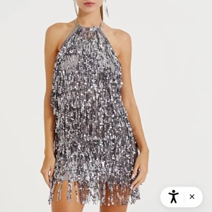 Kort paljettklänning - Säljer den finaste nyårsklänningen frpn pull and bear. Super populär och har varit slutsåld väldigt länge. Säljer då den tyvärr är för kort för mig som är 178cm. Finaste nyårsklänningen