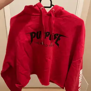 En hoodie med trycket purpose