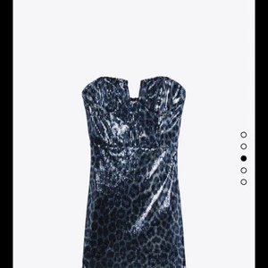 Klänning - Säljer denna såå snygga klänning från zara. Köptes denna veckan och perfekt att ha på nyår!!! Säljer då jag hittade en annan. 