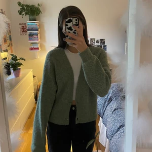 stickad kofta  - säljer min gröna stickade kofta från lindex! världens härligaste kofta i alpakaull som passar till allt, nypris är 499kr. säljaren står för frakten💕