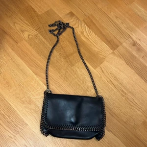 Jätte snygg trendig väska - Jätte snygg trendig väska! Nästan aldrig använd men har används iallafall 4ggr ungefär och säljer pga att den ej kommer till användning användning och inte riktigt är min stil! Det har ganska lång kedja men man kan korta till den. Vid intresse är det bara att skriva💕