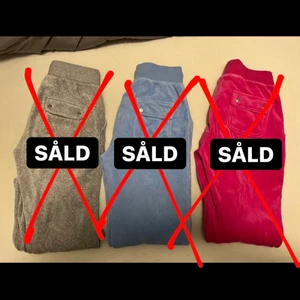 Juicy Couture Byxor - Säljer mina Juicy Couture byxor eftersom jag inte använder dem längre. Alla köpta från Nelly.com 😊 700kr/st. Alla i storlek XXS men skulle säga att det passar även för XS och S! PS. Gråa ser lite konstiga på bild