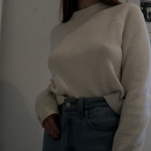 Stickad tröja i strl XS - Super skön vit stickad tröja i strl XS. Fläcken på den högra ärmen är borttvättad. Köparen står för frakt. 