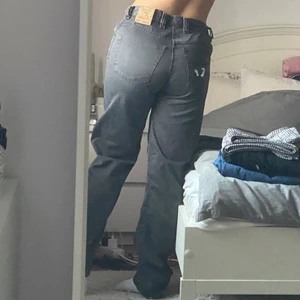Diesel jeans - Grå loose-fit jeans från Diesel💗 Står ej längd men skulle uppskatta det till en L32💗 Jag är 170 men när min syster som är 162 använde dessa vek hon under kanten på byxan o då passade de💗 OBS: Det vita på bilden är en fläck på spegeln och inte byxorna 😁