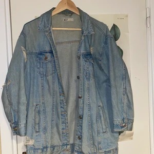 Jeansjacka - Sjukt snygg jeansjacka med ”distressed” detaljer! Denna är rätt gammal så den är såklart i använt skick! Den har mycket fickor även på insidan! Oversized så den passar många olika storlekar samt lång! Vid fler frågor eller om du vill ha fler bilder så är det bara att skicka iväg ett meddelande <3