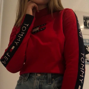Tommy Hilfiger tröja i strl S - Röd tröja med guldfärgad dragkedja i nacken. Köparen står för frakt. 