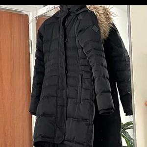 Vinterjacka Hollister  - Svart vinterjacka i bra skick. Strl M svart passar även S 
