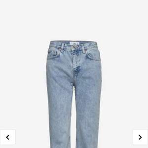 Säljer dessa Mango jeans, som är hyfsat låga i midjan. Strl 46, lite små i strl. Ny skick. Inte använda en gång. Snabb affär, eftersom att de annars ska retuneras 