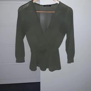 Blus - En arme grön blus användes en gång storleken är 36. Samma som den vinröda innan den är ej genomskinlig fast det ser ut som de. När du väll sätter på den syns det ej.