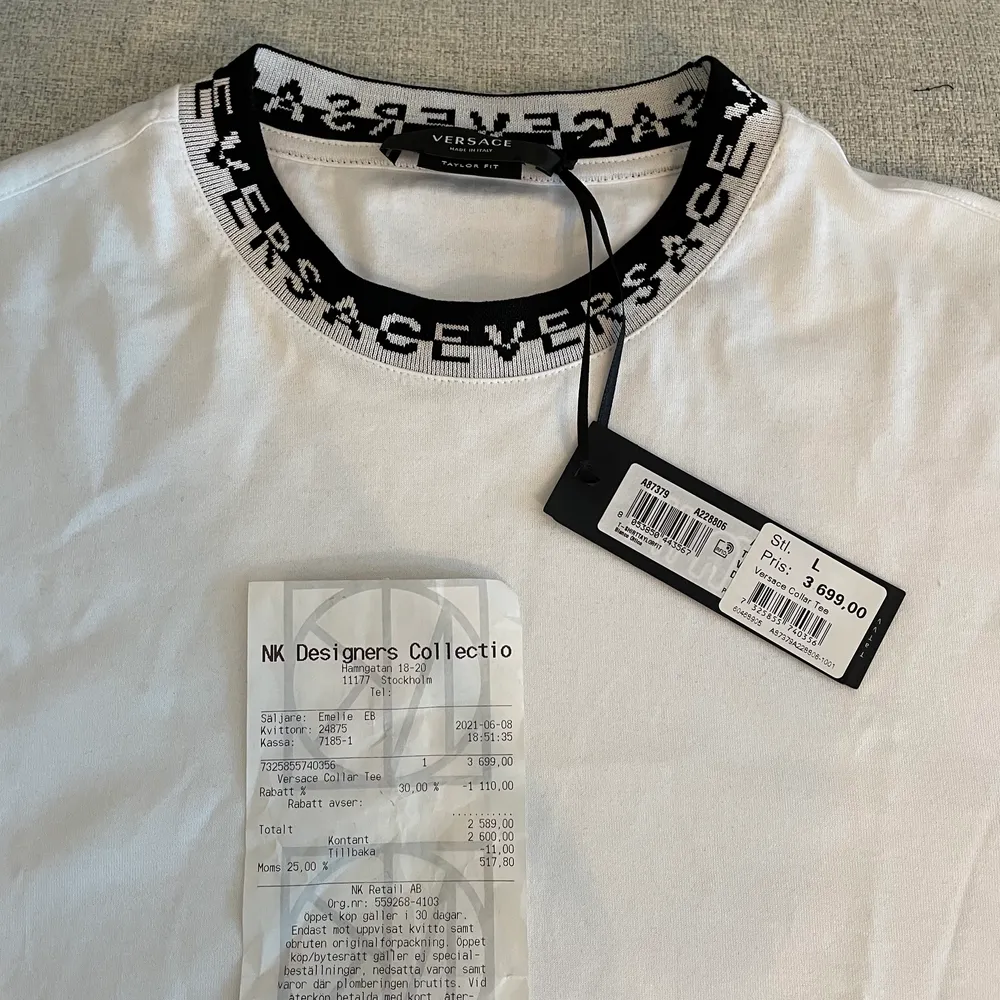 Splitterny Versace T-Shirt, köpt från NK i Stockholm. Kvitto finns. I storlek L, men liten i storlek. . T-shirts.