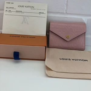 Louis vuitton rosa plånbok 2022!!🤩 - Snyggaste plånbok 2021! Louis Vuitton, . Oanvänd, köpt i USA. Finns många flera bilder om de önskas  😍.Säljes billigt, rensar ut hemma så MÅNGA annonser G👍. Så söker du något speciellt (märkeskläder, smik, parfym, jackor,skor mm ett mess. Flera bilder finns att få.🌸 💌                                                                                                         Postas över hela Sverige, helst med rek. post för bådas säkerhet.💗