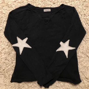 Tröja - Super snygg tröja från hunkydory med stjärnor på armbågarna.