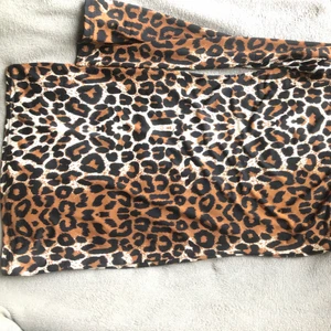 Kort leopard klänning - kort klänning väldigt flowie och väldigt passande för en sen sommarkväll.