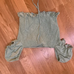 Vanlig grön tröja - (Bilden är tagen upp och ner). Aldrig använd, lappen sitter kvar