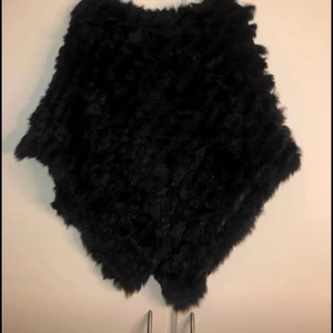 Pälsponcho från Blu di blu - Svart Pälspnocho från blu di blu. Onesize. Använd 1gång. I nyskick, bara lite fluffig för att den legat i garderoben men det går att borsta ner. Nypris 599kr mitt pris 300kr