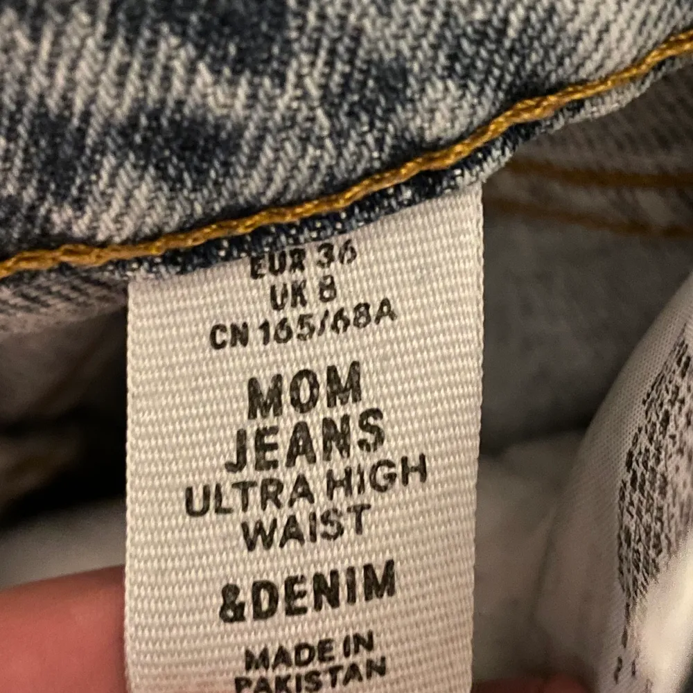 Säljer mina skit snygga blåa jeans från H&M för att dem inte används längre. Hålen har gått upp lite men annars är dem som nya. Köptes för 300kr så säljer för 50kr+ frakt 💓Jag är 152 m lång och dem slutar där skorna börjar på mig ! St 36 . Jeans & Byxor.