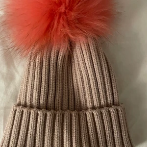 Winter hat  - Beige med Rosa pompon 