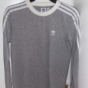 Adidas tröja - Säljer den pga den it kommer till använding. Ny Pris 400:- pris 200:-