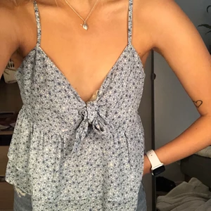 Blå, blommigt linne  - Linne från Pamela X NA-KD 