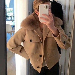 Meotine Jacka - Kollar intresset på min fina Meotine Charlie Jacket i färgen Sand. Den är mycket svår att få tag på. Använd men i mycket gott skick så inga fläckar, hål eller liknande. Säljer i storleken XS/S men funkar toppen på mig som vanligtvis har M. Nypris är 2800 mitt pris 2000+frakt, är många intresserade blir det budgivning💖💖