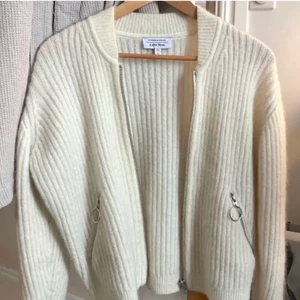 & other stories kofta - (säljer väldigt lik kofta från Hm i grå också!!) helt ny & oanvänd populär vit kofta från & other stories. säljer bara vid bra bud. lånade bilder, egna kan fås. frakt tillkommer🤎 bud: 690kr, direktköp 800kr