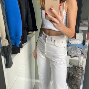 Långa jeans - Säljer dessa fina vita jeans med hög midja. De sitter så fint men kommer inte till användning längre. Hör av er för fler frågor 🥰