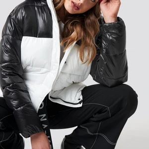 Na-kd jacka - Super snygg vinterjacka från NA-KD som är slutsåld i alla storlekar och vart i över ett år. Tyvär kommer den inte till användning❤️❤️