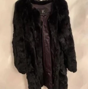 Pälsjacka - Pälsjacka storlek 42, super fin och varm. Saknas några spännen för att knäppa, lätt å sy dit. Skavd lite på underarmen, inget som syns eller som man tänker på. Nypris ca 4000