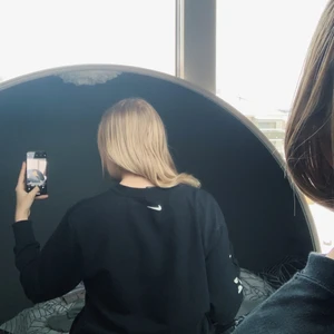 Sweater NIKE - Lång/oversized NIKE sweatshirt strl S. ”Just do it” text på ärmen, Nike logga bak vid nacken. Bra skick. 