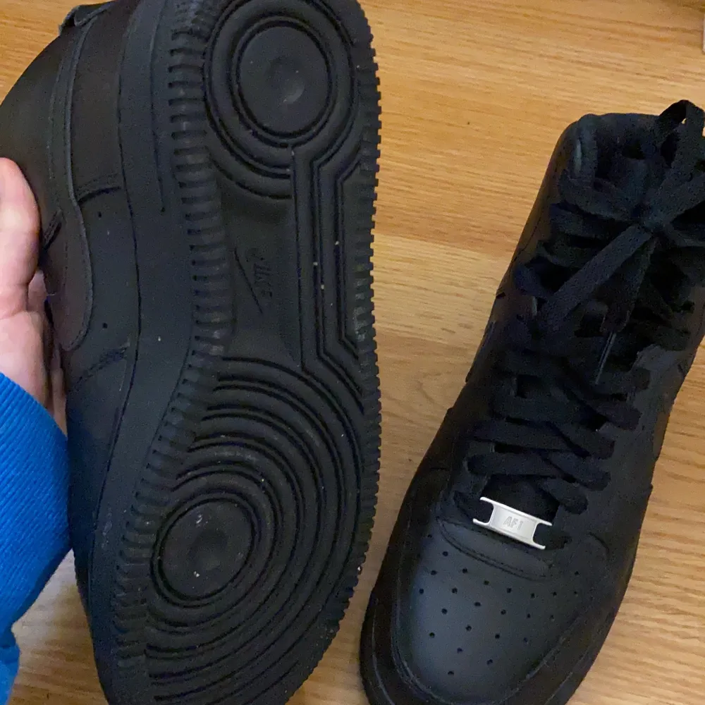 Nike air force 1 high st 39- som nya, andvända högst 3 gånger. Dom saknar dock kardborrebandet som jag själv tog av. Köparen står för frakt. Skor.