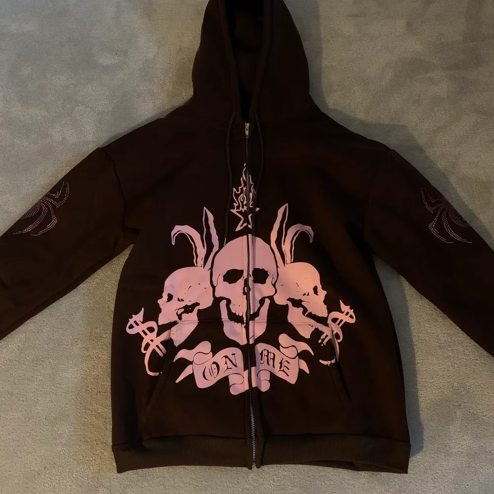 En skit snygg rhinestone hoodie i storlek M som aldrig används som jag säljer pågrund av att den inte riktigt är min stil. Säljer ändats om de är bra bud så även fast du lägger bud finns de chans att du inte får tröjan✨💞. Tröjor & Koftor.