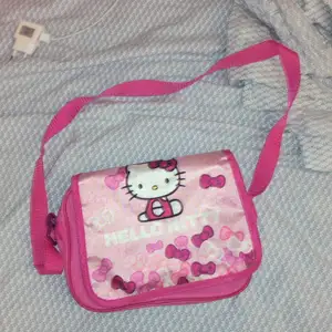 Hello Kitty SANRIO väska :))) dm:a ifall du vill köpa