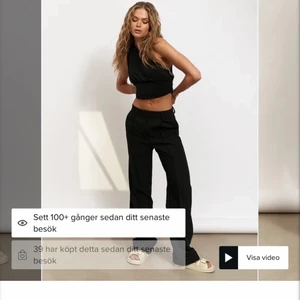 Hanna Schönberg X NAKD kostymbyxor - Säljer mina svarta kostymbyxor i storlek 34. Från Hanna Schönbergs kollektion med NAKD. Förpackningen är oöppnad och har därav inga egna bilder på just det exemplaret av byxorna (kan skicka på paketet), men jag har ett par exakt likadana som jag kan skicka bild på vid intresse. De är alltså helt oanvända. Nypris är 500 och de är slutsålda.