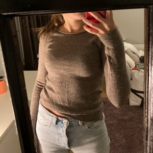 Kashmirtröja från Rosenmunde  - Säljer denna sköna tröja från Rosemunde Copenhagen. Den är brun/grå melerad i färgen och tajt i modellen. Storlek XS. Den har två små hål på axeln men de syns knappt❤️