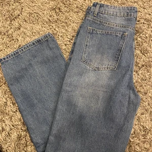 Blå Jeans - Blåa Jeans från Shein i strl M💙 aldrig använda