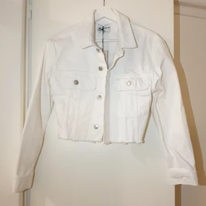 Vit jeansjacka  - Oanvänd vit jeansjacka 