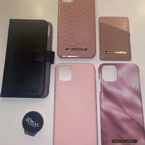 Skal iPhone 11 pro Max  - Skal till iPhone 11 pro Max  Allt för 400 eller Svart plånbokskal ideal of sweden 50kr Vanliga ideal of sweden skal 100kr/st Ljusrosa silikonskal 80kr Magnetkorthållare 80kr Ringhållare 50kr