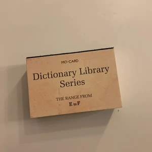 Liten Dictionary - Söt liten ”bok” med många ord och definitioner. Kul att ha i pyssel eller likande😄🌸