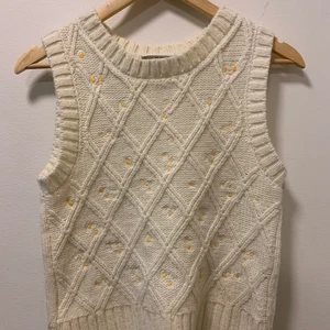 Stickad väst - Säljer denna urgulliga (!!!!) stickade västen med broderade prästkragar från Monki. Så söt men kommer tyvärr inte till användning så mycket som jag hoppades på… Hoppas den kan hitta hem till någon annan <3